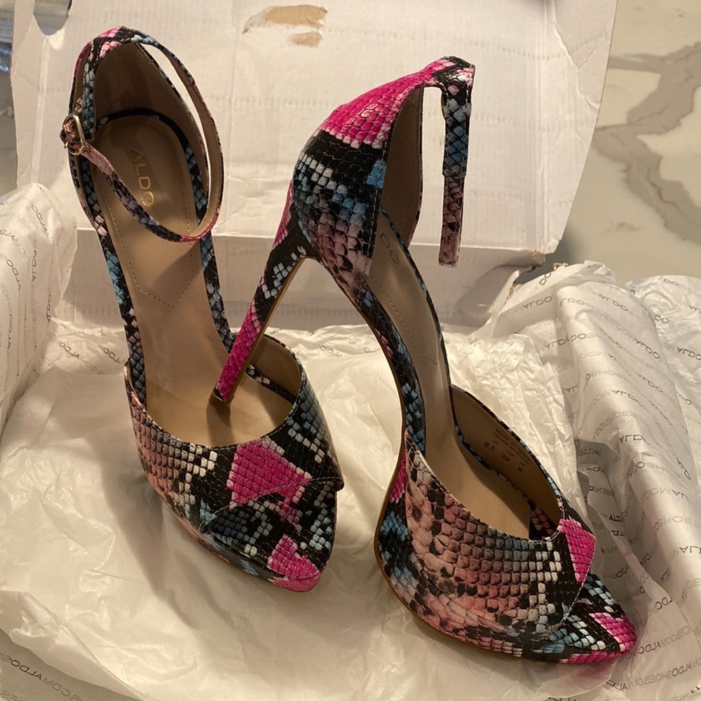 Also multicolor shoes